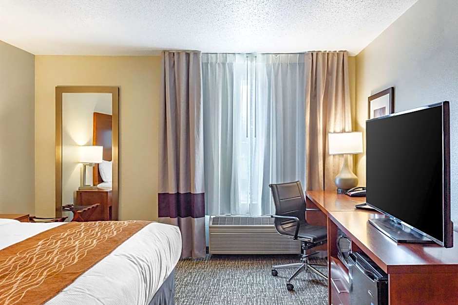 Comfort Inn DeKalb - Adjacent the University