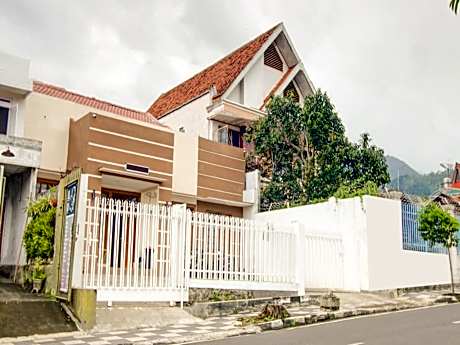 RedDoorz at WR Supratman Batu