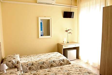 Twin Room with Balcony and Partial Sea View