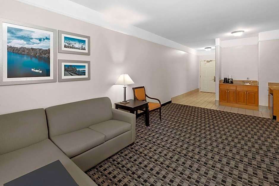 La Quinta Inn & Suites by Wyndham Deer Park