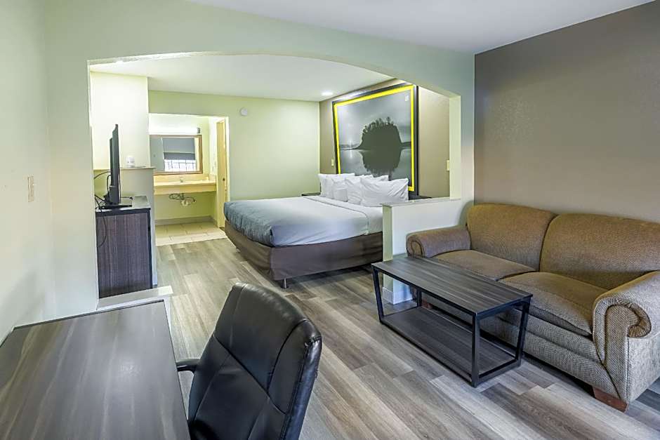 Super 8 by Wyndham Jackson MS Near the Fairgrounds