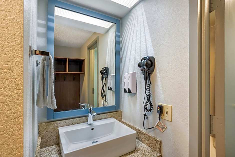 HomeTowne Studios by Red Roof Lancaster