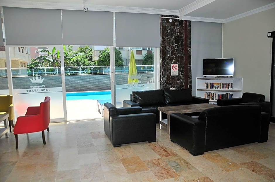 Cleopatra King Apart