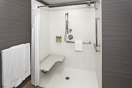 Queen Room with Two Queen Beds and Roll-In Shower - Hearing Accessible/Non-Smoking