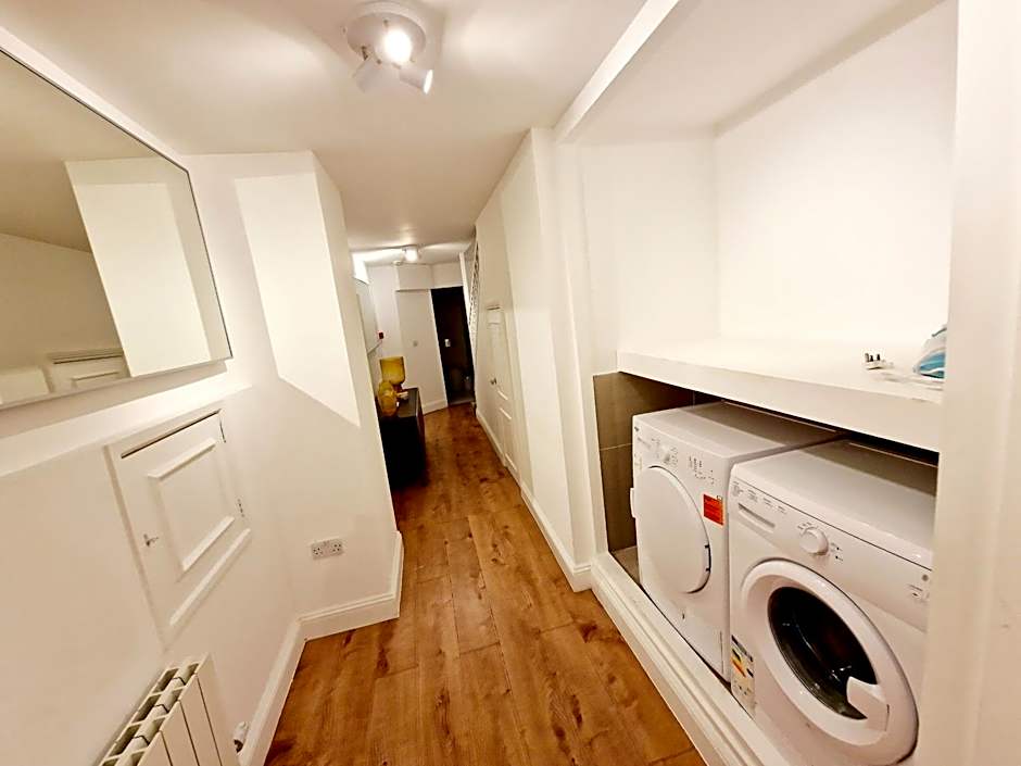 Stunning Hyde Park Home, Ground Floor Maisonette, Duplex, near Tube Metro Stations