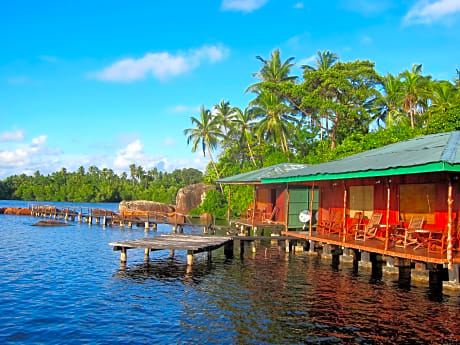 Shiny Lakeside Resort