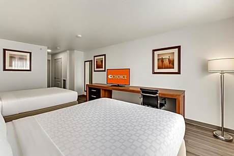 Quadruple Room with Two Queen Beds - Non Smoking