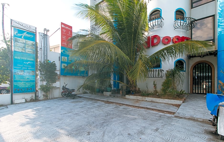 RedDoorz Plus @ Aguirre Avenue BF Homes