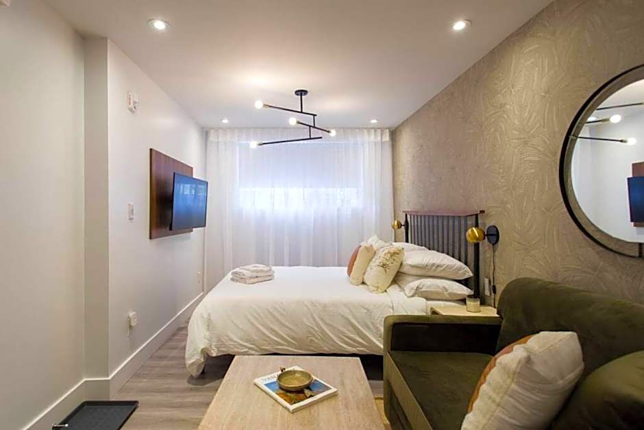 Palms Little Italy Studio with full bathroom by Denstays