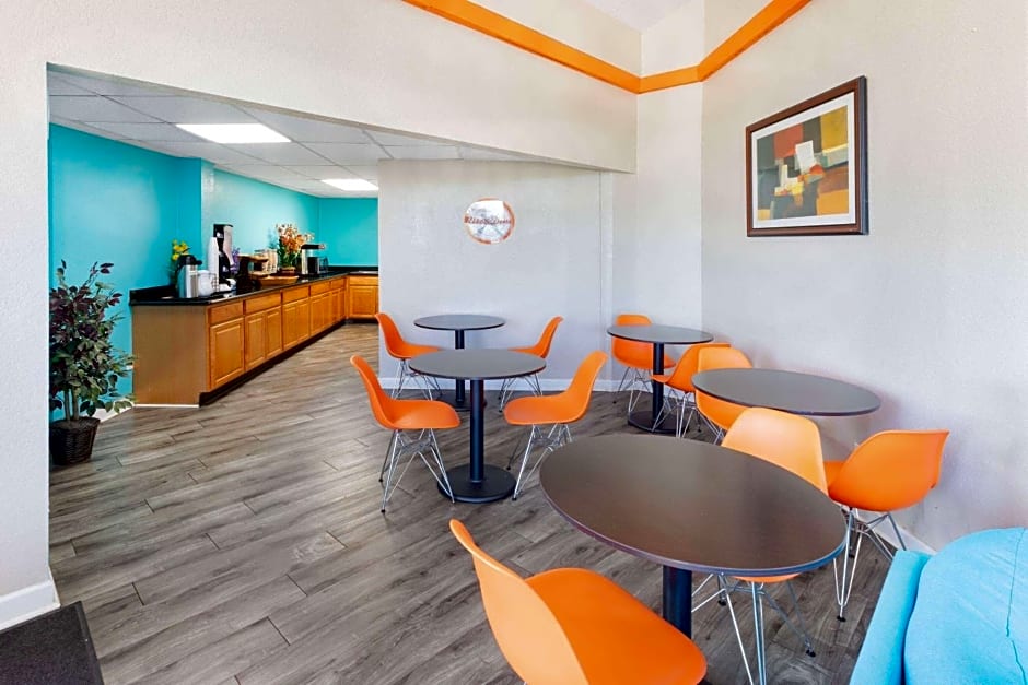 Howard Johnson by Wyndham Houston Hobby Airport