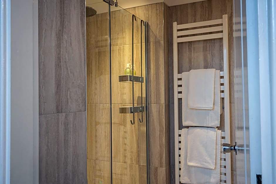 B/W Plus Buxton Lee Wood Hotel