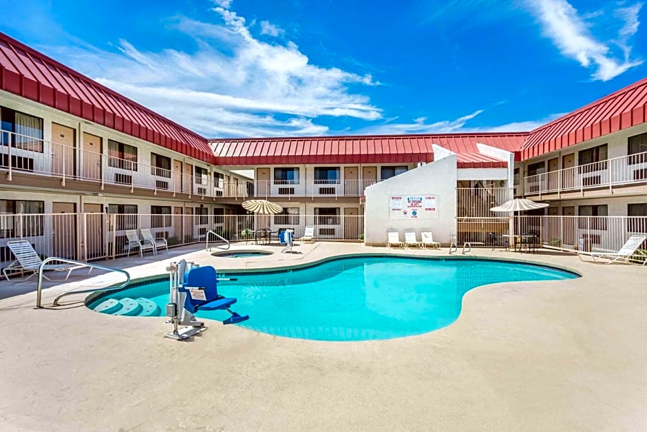 Super 8 Phoenix Metro North – Phoenix, AZ