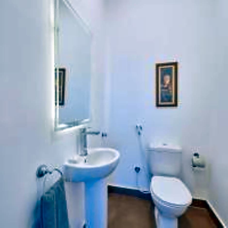 Golden Lake Marina Hotel