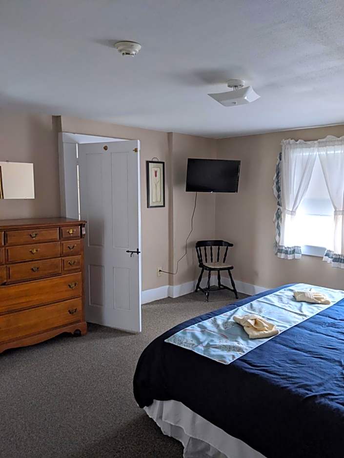 Lake Shore Farm Inn