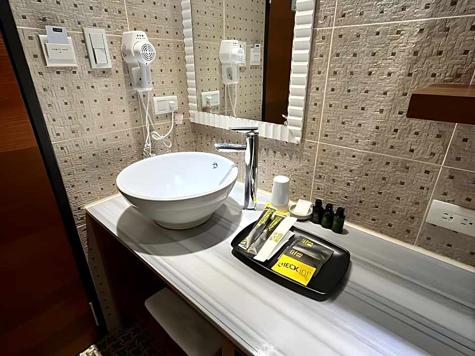 CHECK inn Express Taipei Station