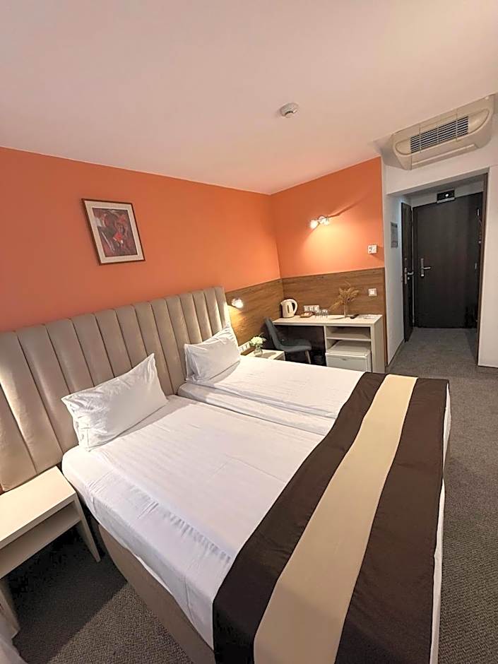 Hotel Forum - Free Parking for cars