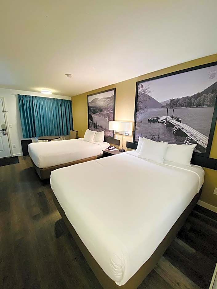 Super 8 by Wyndham 100 Mile House