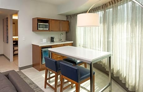 1 QUEEN MOB ACC TUB KITCHENETTE