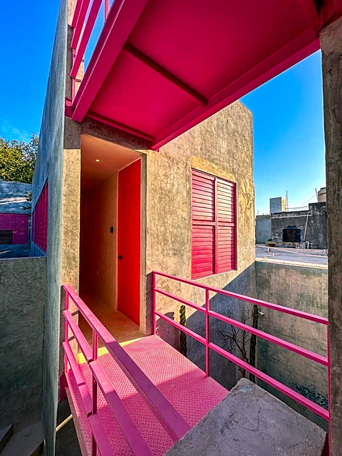Uayma increible cuarto en el centro con piscina