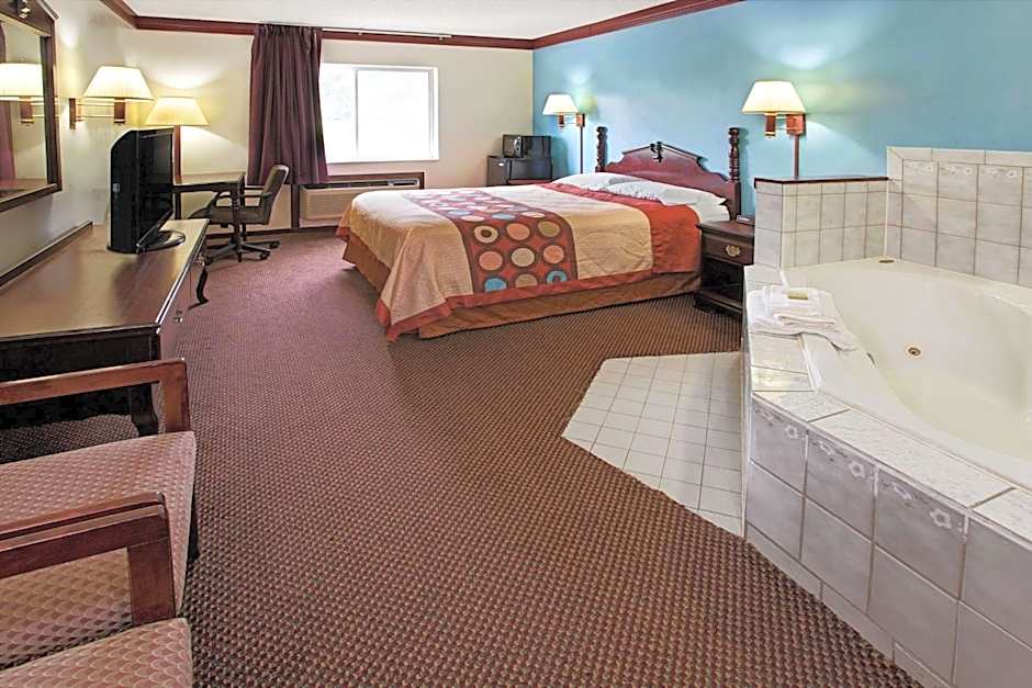 Super 8 by Wyndham Heath/Newark