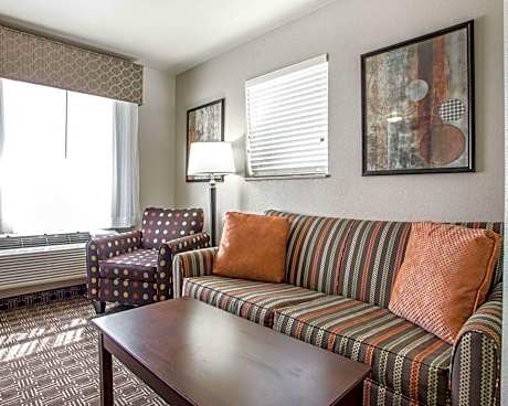 Queen Suite - Non-Smoking