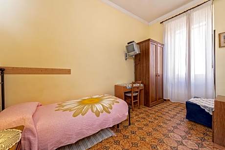 Single Room with Private External Bathroom