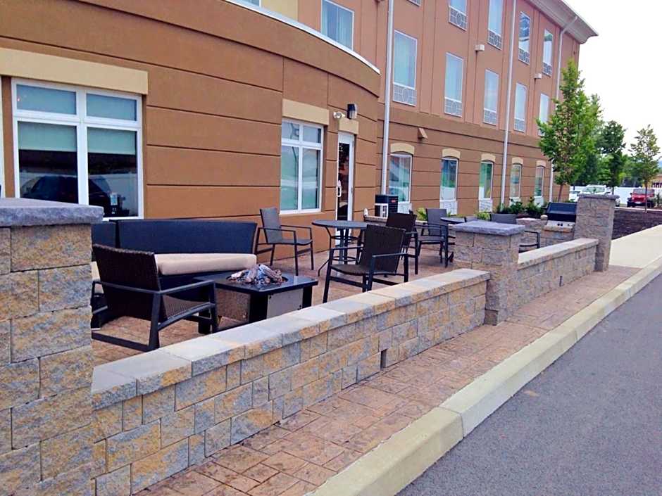 Holiday Inn Express & Suites Utica By IHG