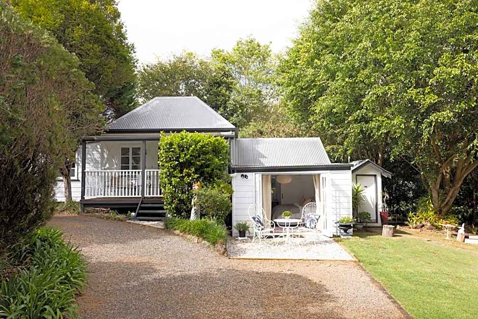 Exclusive Luxury Designer Cottage Estate for 10 - Peaceful Retreat Just 8 Minutes from Maleny