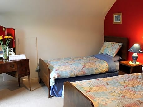 Twin Room-Deluxe-Ensuite With Shower-Garden View