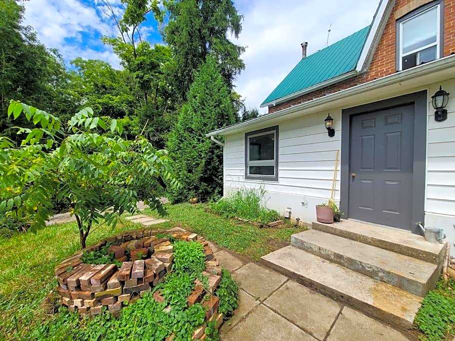 Cozy Farmhouse 10 Minutes From The Beach!