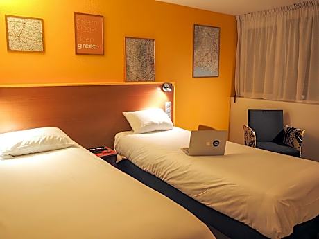 POP room with 2 single beds