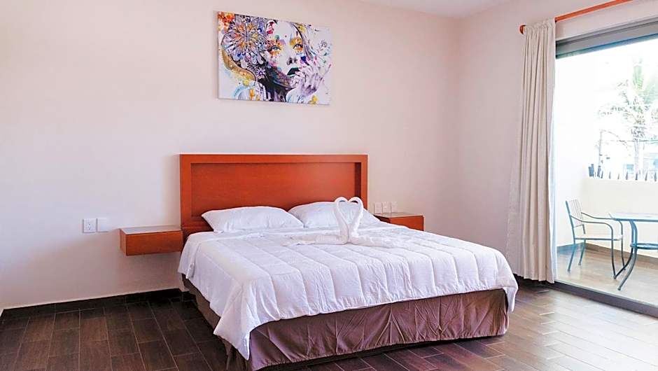 La Lola Hotel & Suites