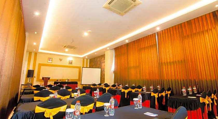 Front One Hotel Purwodadi