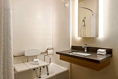 2 Queen Studio Communication Mobility Accessible Tub