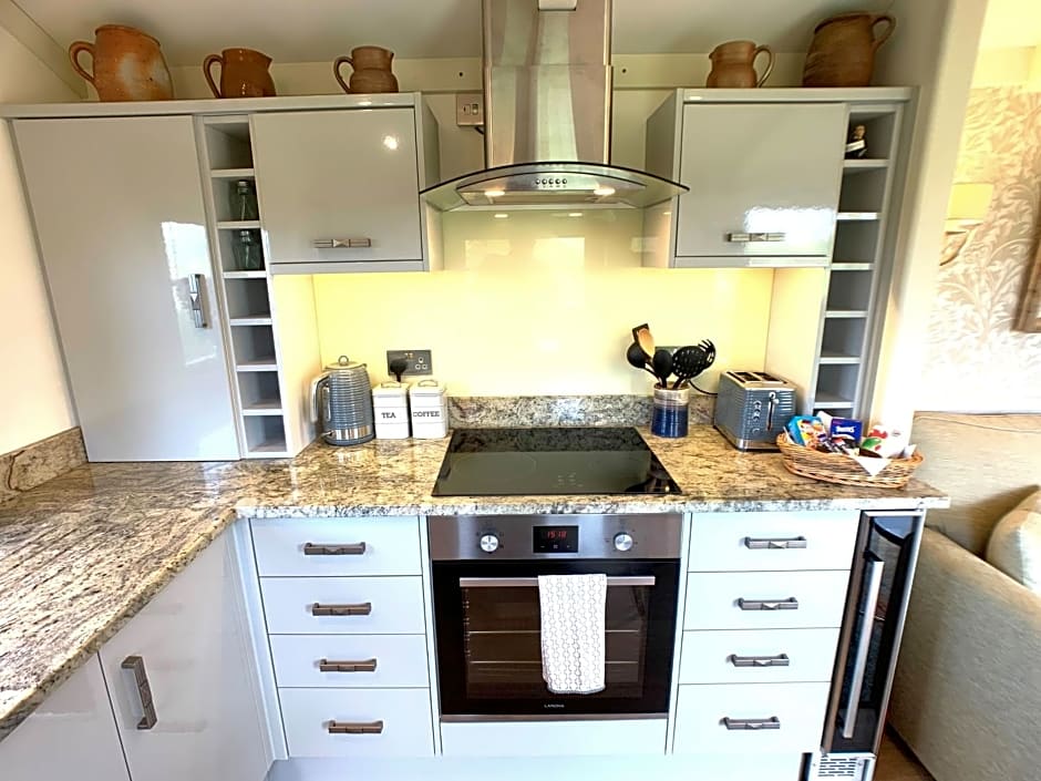 Stunning Shepherds Hut with Superb Views & Fire Pit near a Superb Gastro Pub