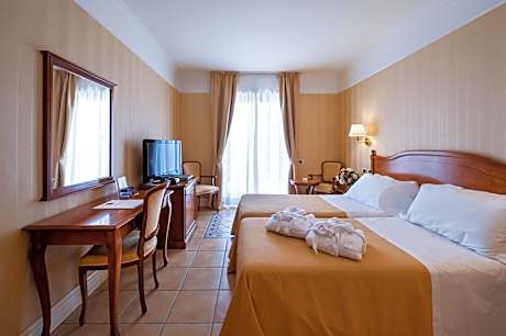 Superior Double or Twin Room with Partial Sea View