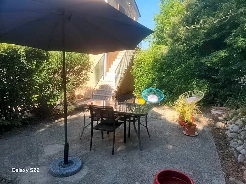 "Les Lauriers" chambre indépendante climatisée avec terrasse et parking privée