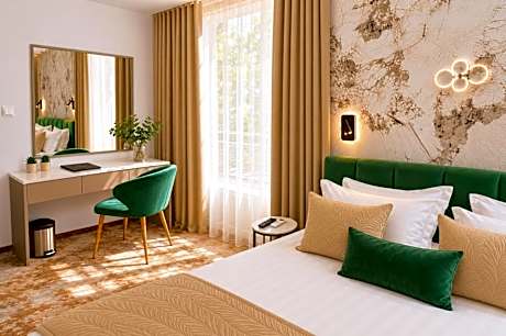 One-Bedroom Apartment with Balcony - Free WiFi
