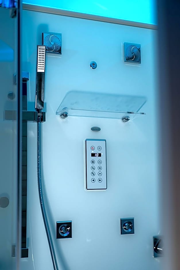 Skyline Rooms & Suites