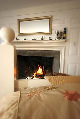 Queen Suite with Spa Bath