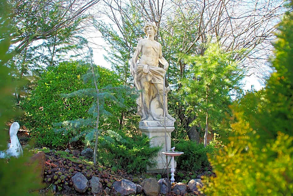 White Lanterns Motel