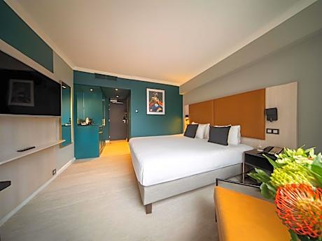 Superior King Room - City side