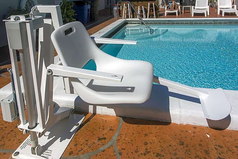 Richard's Motel Courtyard