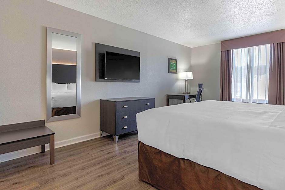 Econo Lodge At The University