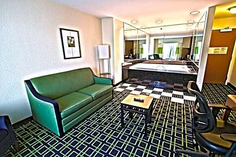1 Bedroom 2 room Suite, 1 King, Sofa bed, Whirlpool