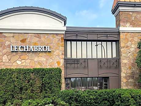 Le Chabrol Hotel & Suites