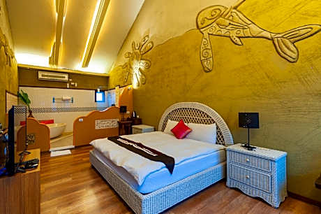 Deluxe Quadruple Room with Garden View and Bathtub