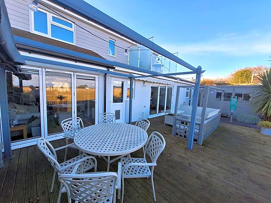 By the sea, home from home sleeps 6