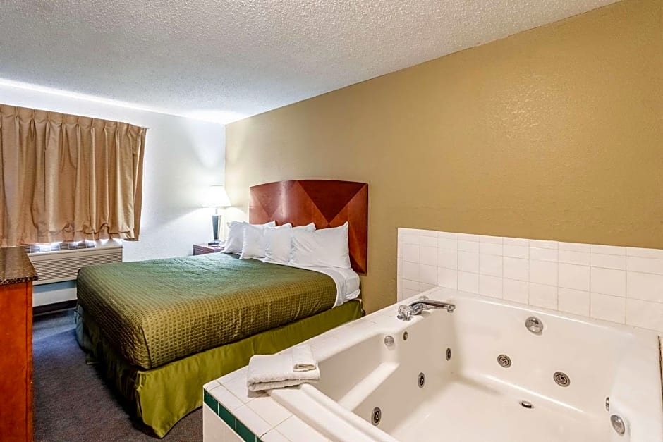 Econo Lodge Inn & Suites