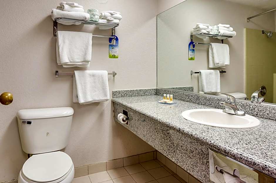 Days Inn & Suites by Wyndham Fullerton